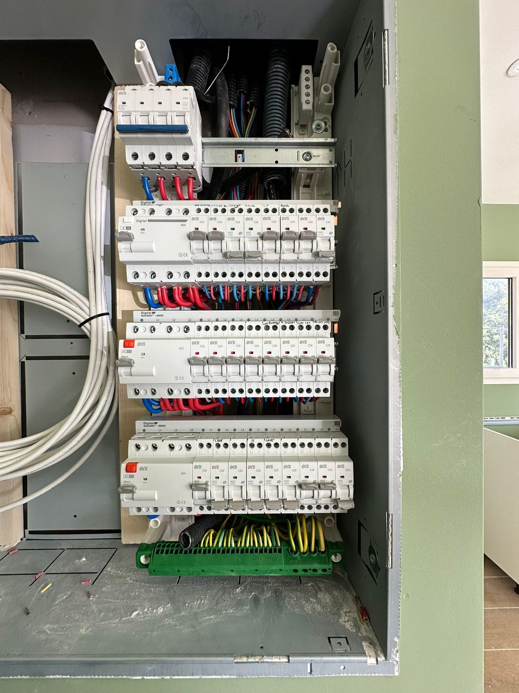 Tableau électrique — câblage soigné et organisé