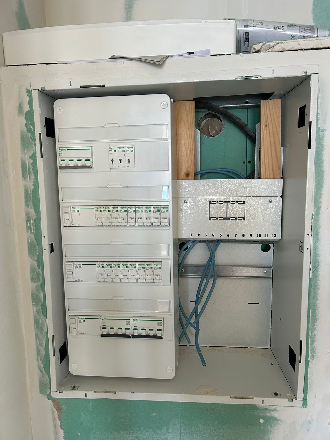 Tableau Schneider en cours d'installation — modules disjoncteurs