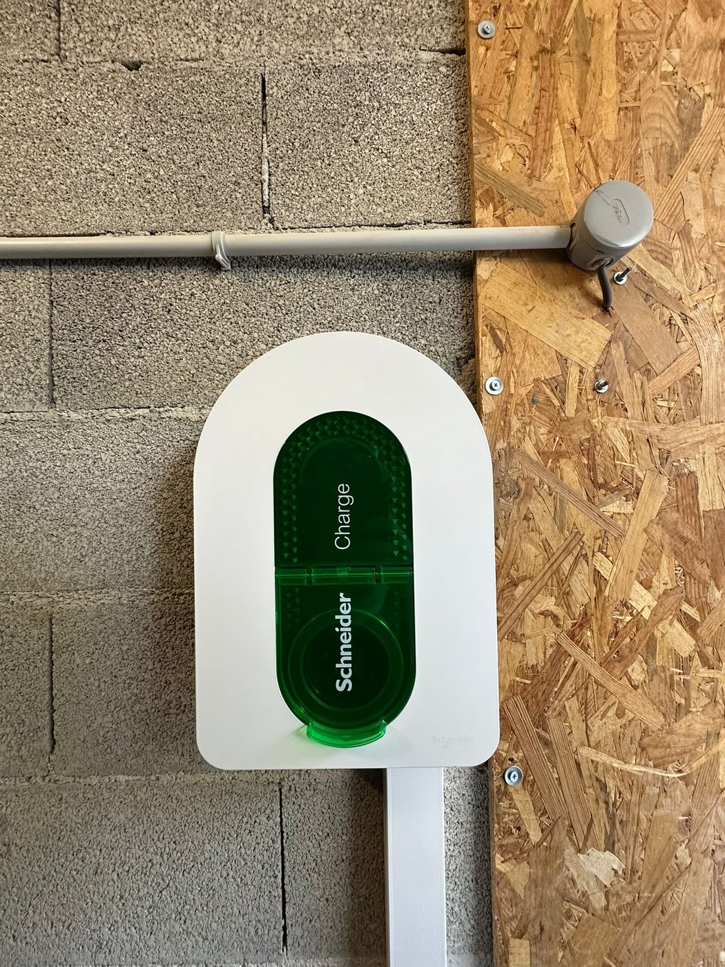Borne de recharge Schneider Charge — installation murale