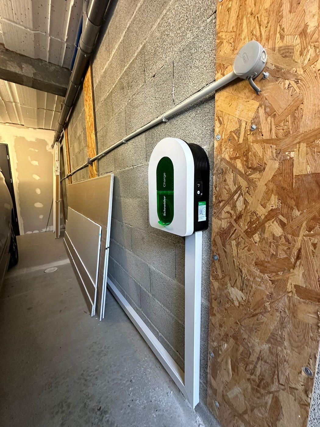 Borne Schneider Charge — intégration garage